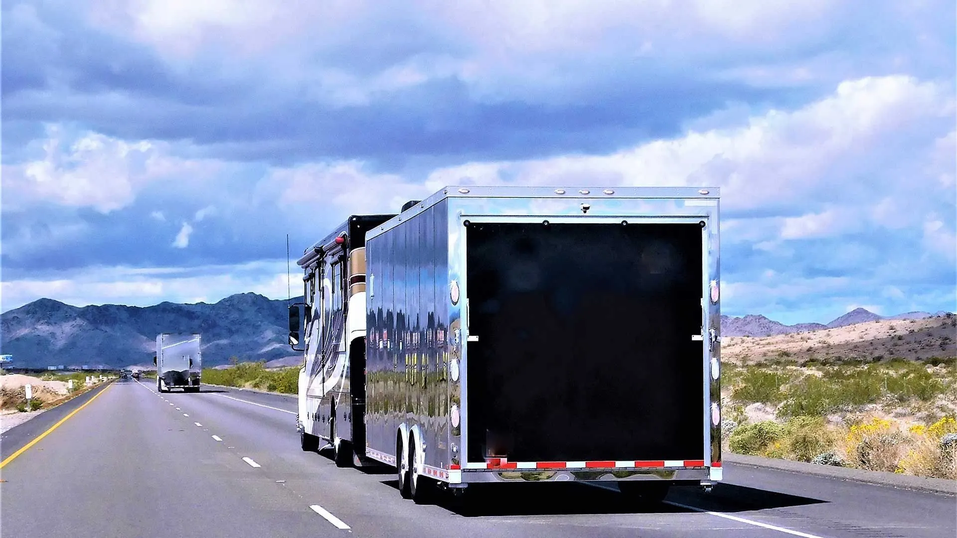 How Trailer Hauling Services are Revolutionizing the Logistics Industry
